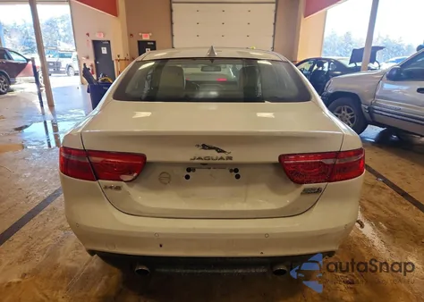 2018 Jaguar Xe Prestige z USA, uszkodzony, nr VIN SAJAK4FX2JCP41018